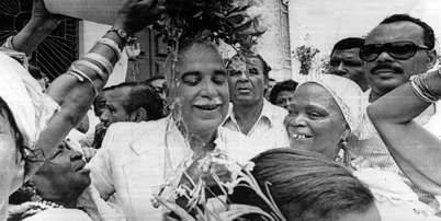 Ant&ocirc;nio Carlos Magalh&atilde;es recebe banho de folhas na Lavagem do Bonfim, em Salvador, em 1983 Foto: Arquivo/Estad&atilde;o Conte&uacute;do