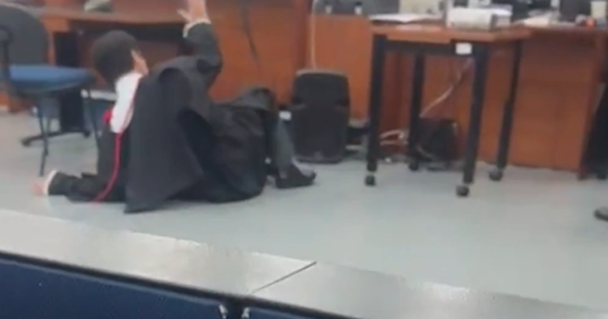 Tribunal do Júri é encerrado após promotor cair no chão e dizer ter sido empurrado por advogado em SP