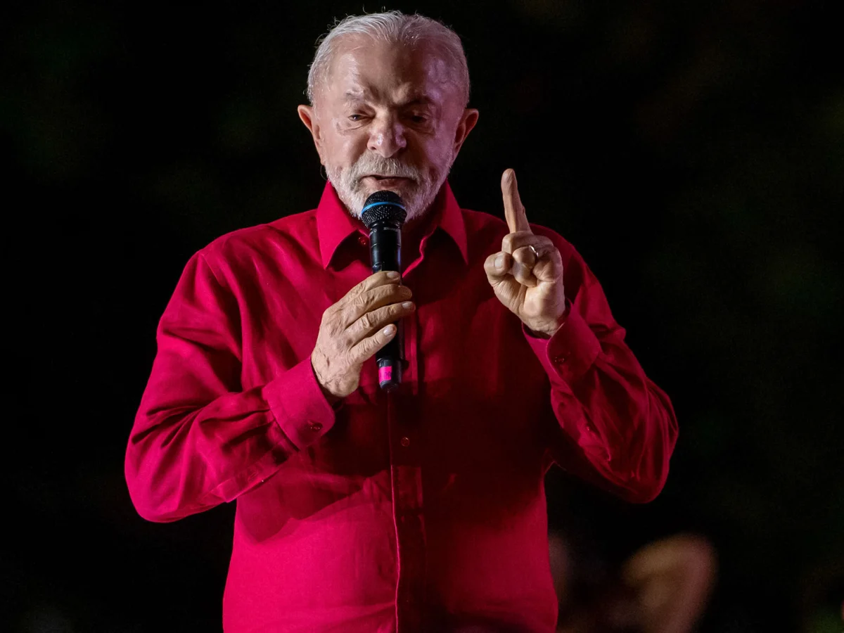 Campanha de Lula aciona TSE contra propagandas de Flávio Bolsonaro na TV