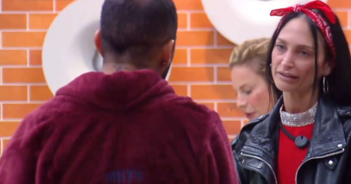 A Fazenda 18: madrugada tem bate-boca com Darlin e 'menino do ET' xingando Ariela