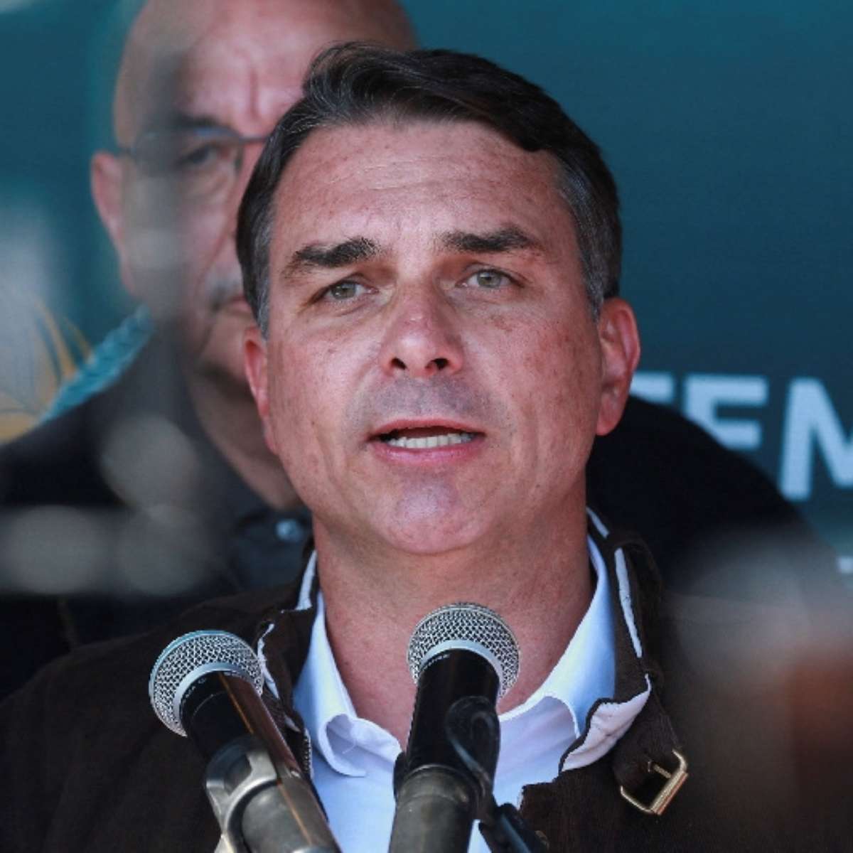Flávio Bolsonaro tentou ligar para Vorcaro nos quatro dias anteriores à prisão do banqueiro dono do Master, diz jornal