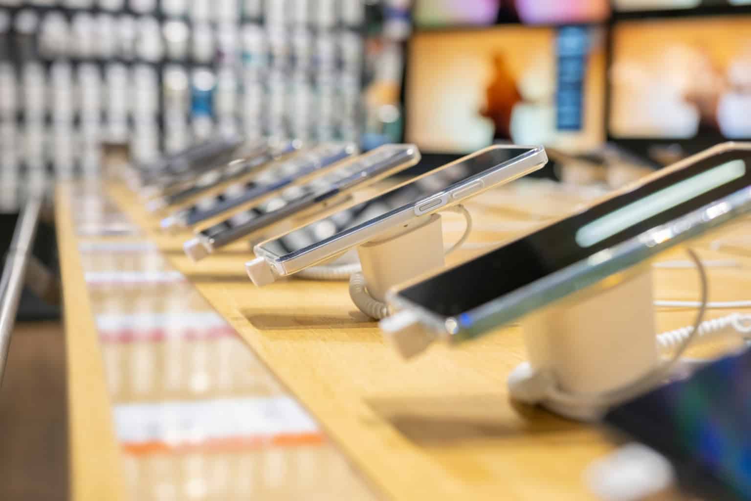 Escassez de memória força fabricantes a testar chips, mudar projetos e rever preços dos aparelhos
