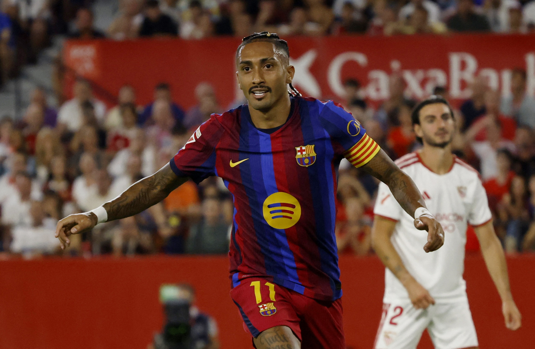 Flick exalta Raphinha no Barcelona após hat-trick e celebra renovação: ‘Capitão perfeito’