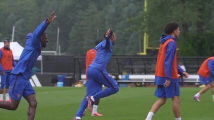 Mbappé faz golaço em treino da França e comemora com Olise e Dembélé