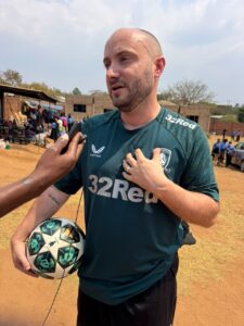 20 bolsas de estudo disponíveis, enquanto a Escola Magodi recebe ex-jogador do Sunderland