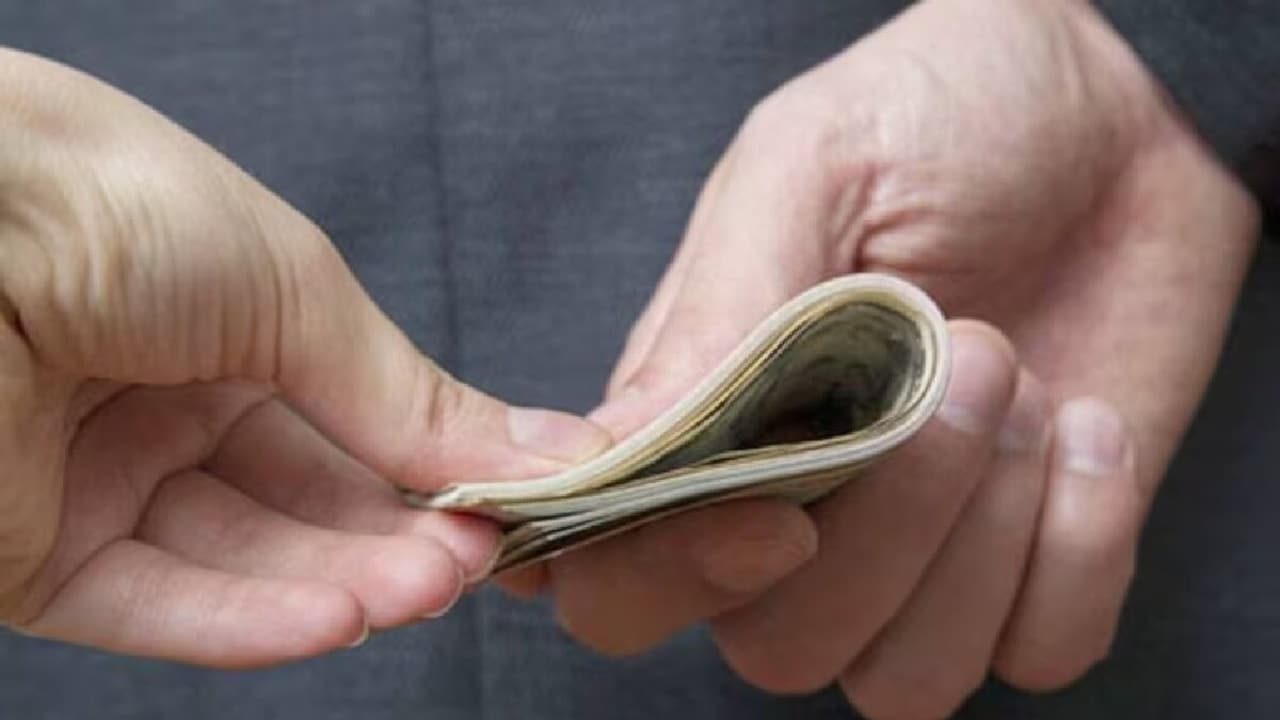 Um tehsildar do Karnataka foi pego aceitando suborno de Rs 50 lakh em um caso de registros fundiários