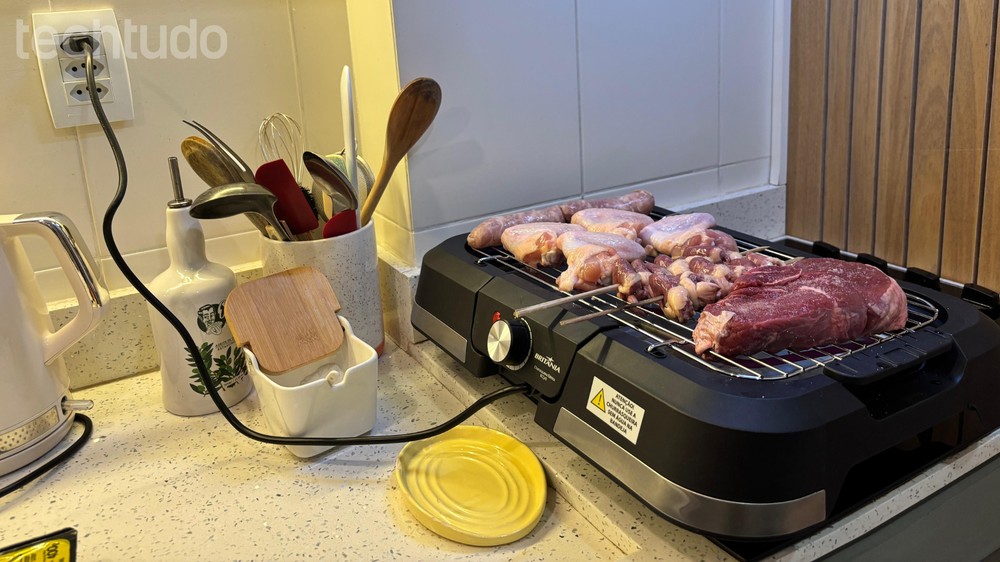 Churrasqueiras elétricas, grills e sanduicheiras também exigem atenção redobrada, mesmo sendo aparelhos de bancada — Foto: Leonor Militão/TechTudo