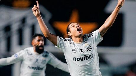Mesmo devendo mais de R$ 1,1 bilhão, Santos desfruta dos seus grandes reforços.Vence o Atlético por 2 a 0.E Cuca avisa. ‘Portas abertas a Philippe Coutinho’