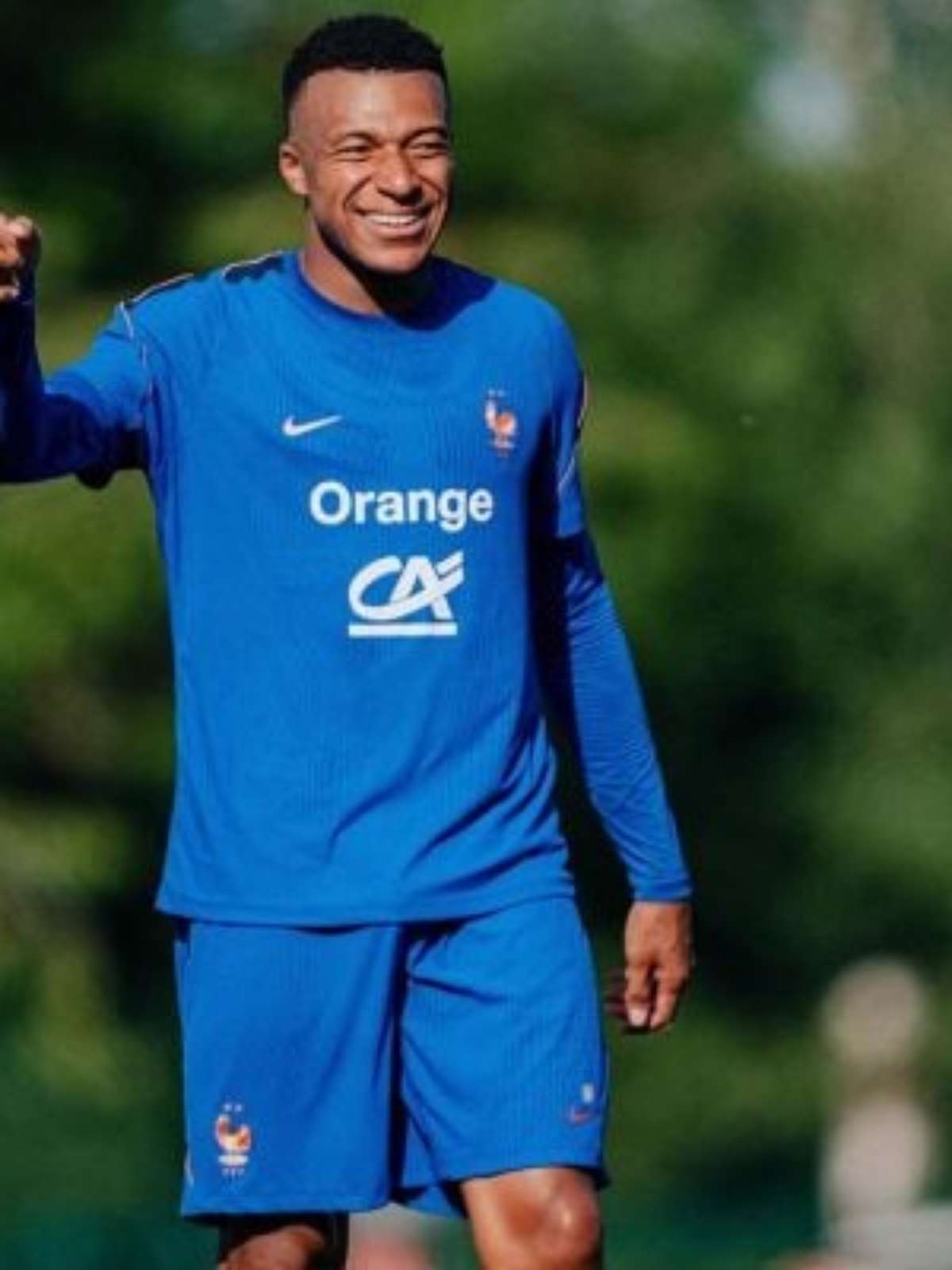 Gripe tira Mbappé de treino antes de estreia na Liga das Nações