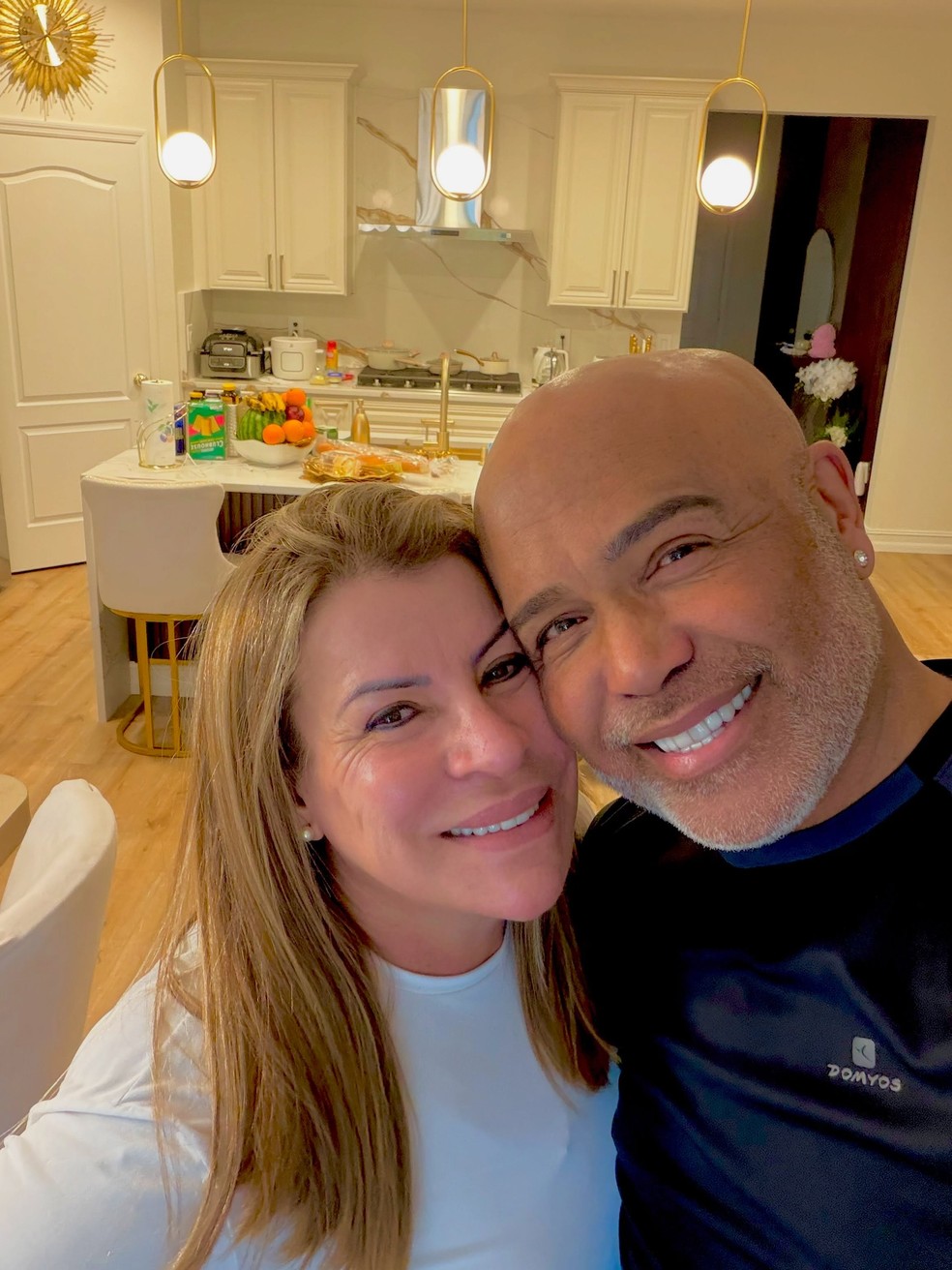 Esposa de Rick deixa os EUA e retorna ao Brasil após marido desaparecer junto com helicóptero