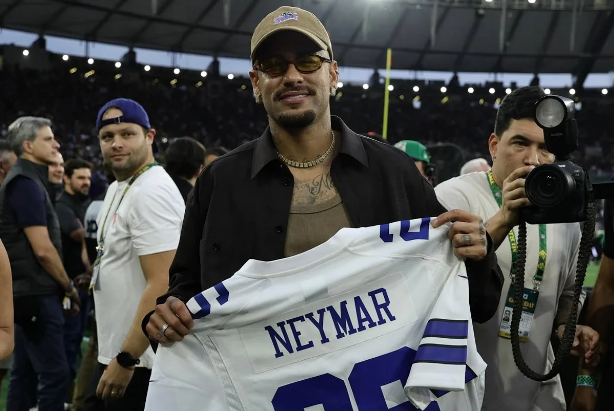 NFL: Neymar é presenteado com camisa do Dallas Cowboys no Maracanã