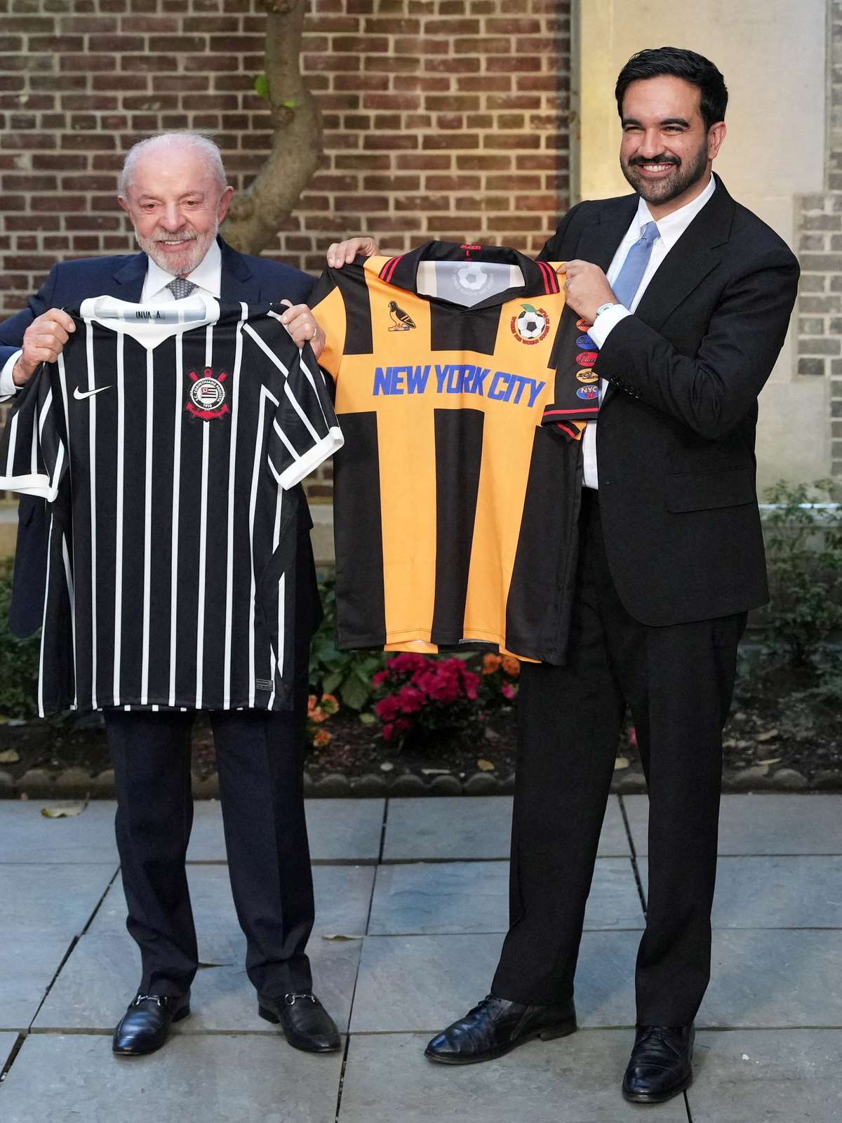 Lula troca camisa do Corinthians com prefeito de Nova York em encontro