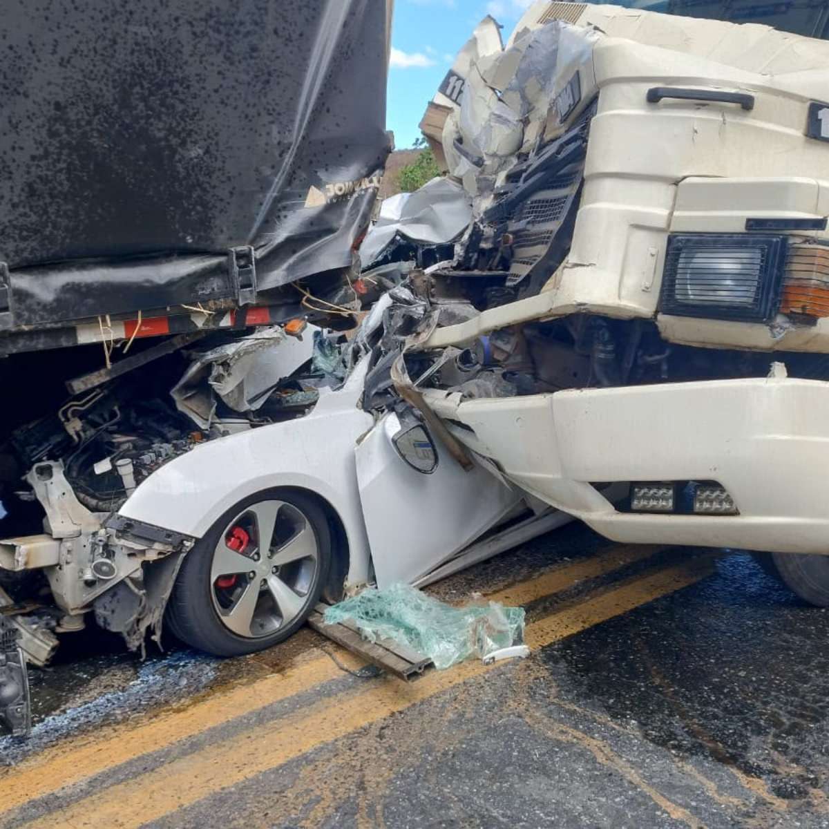 Família sobrevive após ter carro prensado por caminhões em rodovia de MG; imagem impressiona