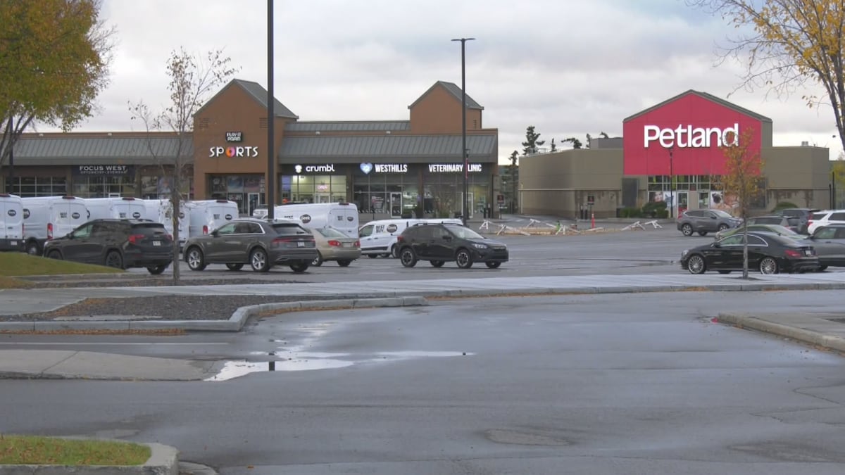 Pedestrian seriously injured in southwest Calgary parking lot collision