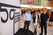 ator e cantor guarani-kaiowá Luan Iturve, o ator uruguaio César Troncoso e a atriz paraguaia Ivana Gomez