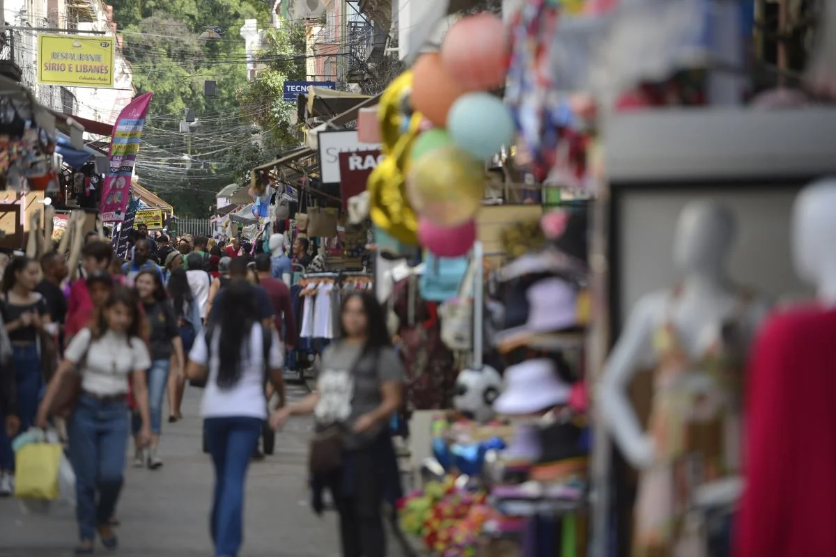 Pedestres nas ruas na tradicional área de compras do Saara, no centro do Rio de Janeiro