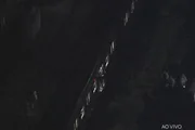 Falta de energia afeta operação das linhas 11, 12 e 13 de trens; na foto, pessoas caminham nos trilhos na estação Tatuapé