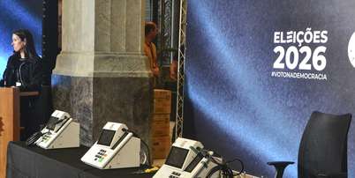 O TRE-RJ abriu uma urna eletr&ocirc;nica para apresentar &agrave; imprensa e entidades fiscalizadoras sua estrutura interna Foto: PAULO CARNEIRO/ATO PRESS/ESTAD&Atilde;O CONTE&Uacute;DO