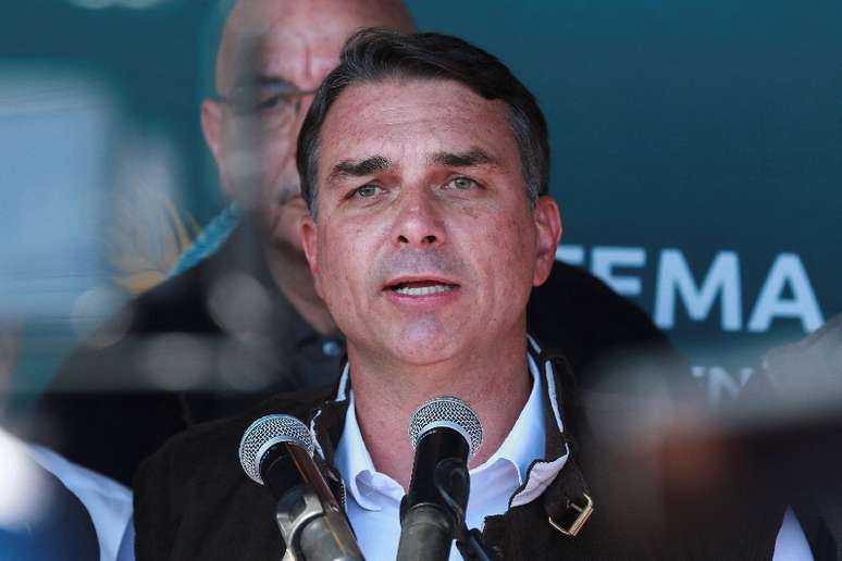 Flávio Bolsonaro tentou ligar para Vorcaro nos quatro dias anteriores à prisão do banqueiro dono do Master, diz jornal