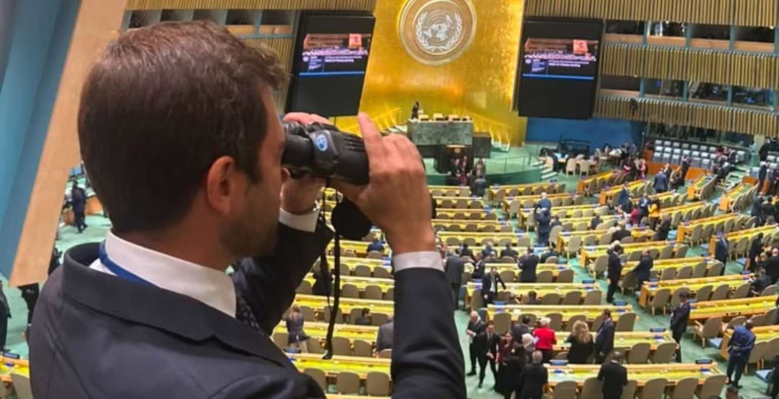 Rep&oacute;rter Felippe Coaglio, da TV Globo e GloboNews, levou um bin&oacute;culo para acompanhar de perto as rea&ccedil;&otilde;es dos l&iacute;deres mundiais aos discursos na Assembleia Geral da Organiza&ccedil;&atilde;o das Na&ccedil;&otilde;es Unidas (ONU)