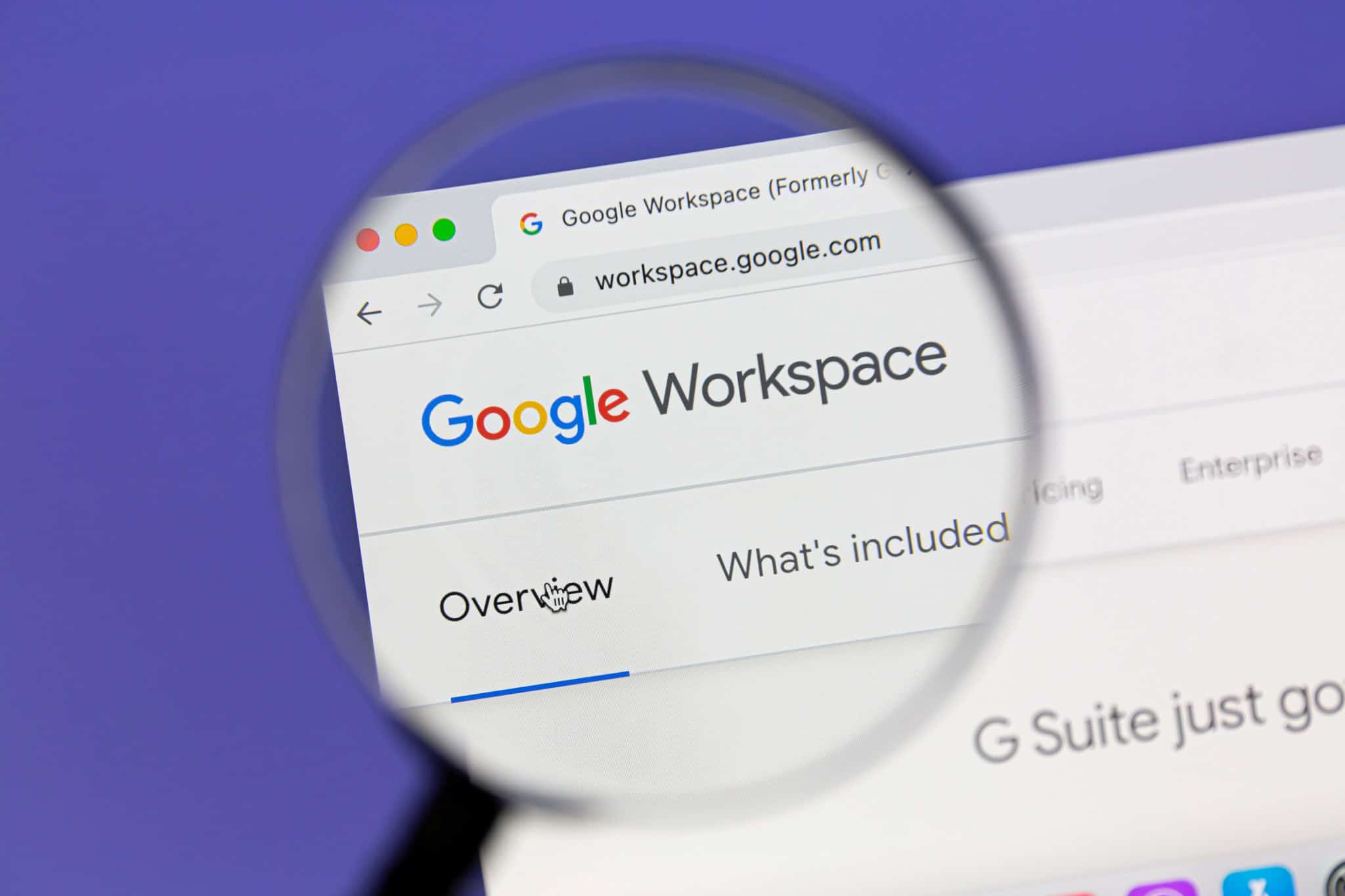Lupa apontando para logo do Google Workspace