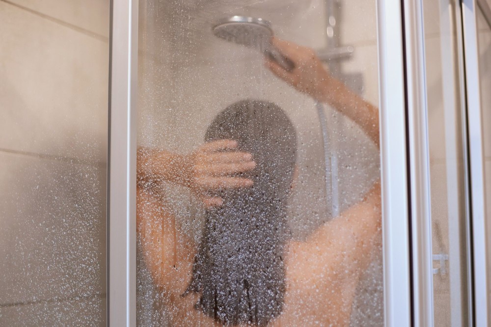 O chuveiro é apenas para banho; não use-o para limpar o banheiro — Foto: Reprodução/Freepik