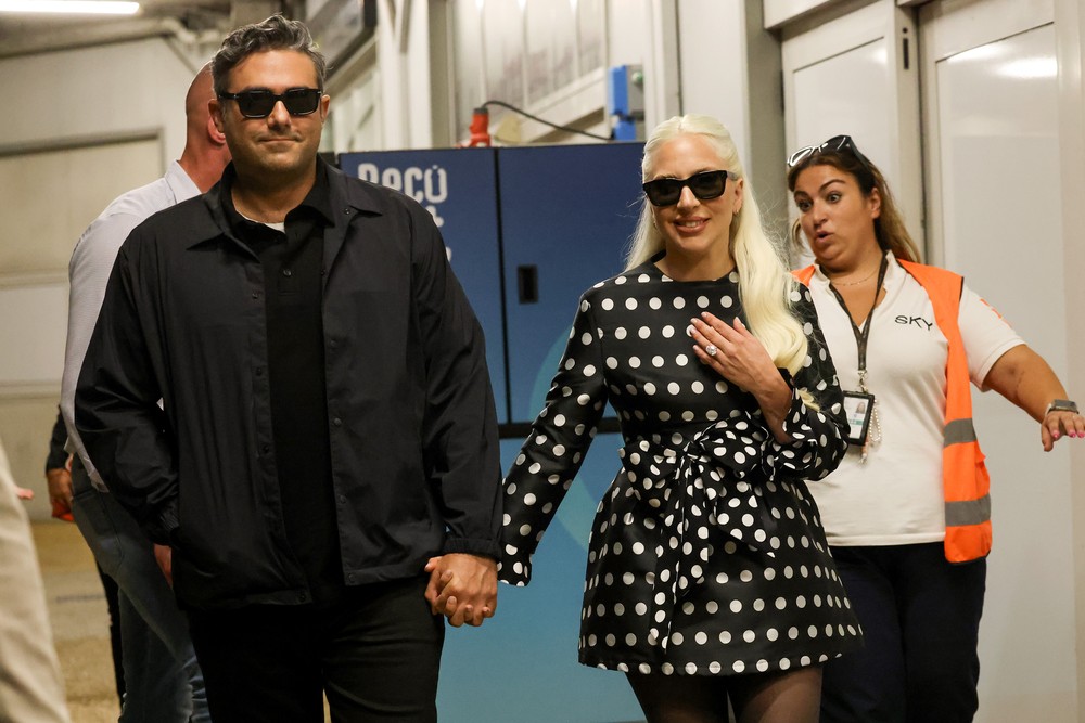 Michael Polansky e Lady Gaga chegando ao Festival de Cinema de Veneza — Foto: Getty Images