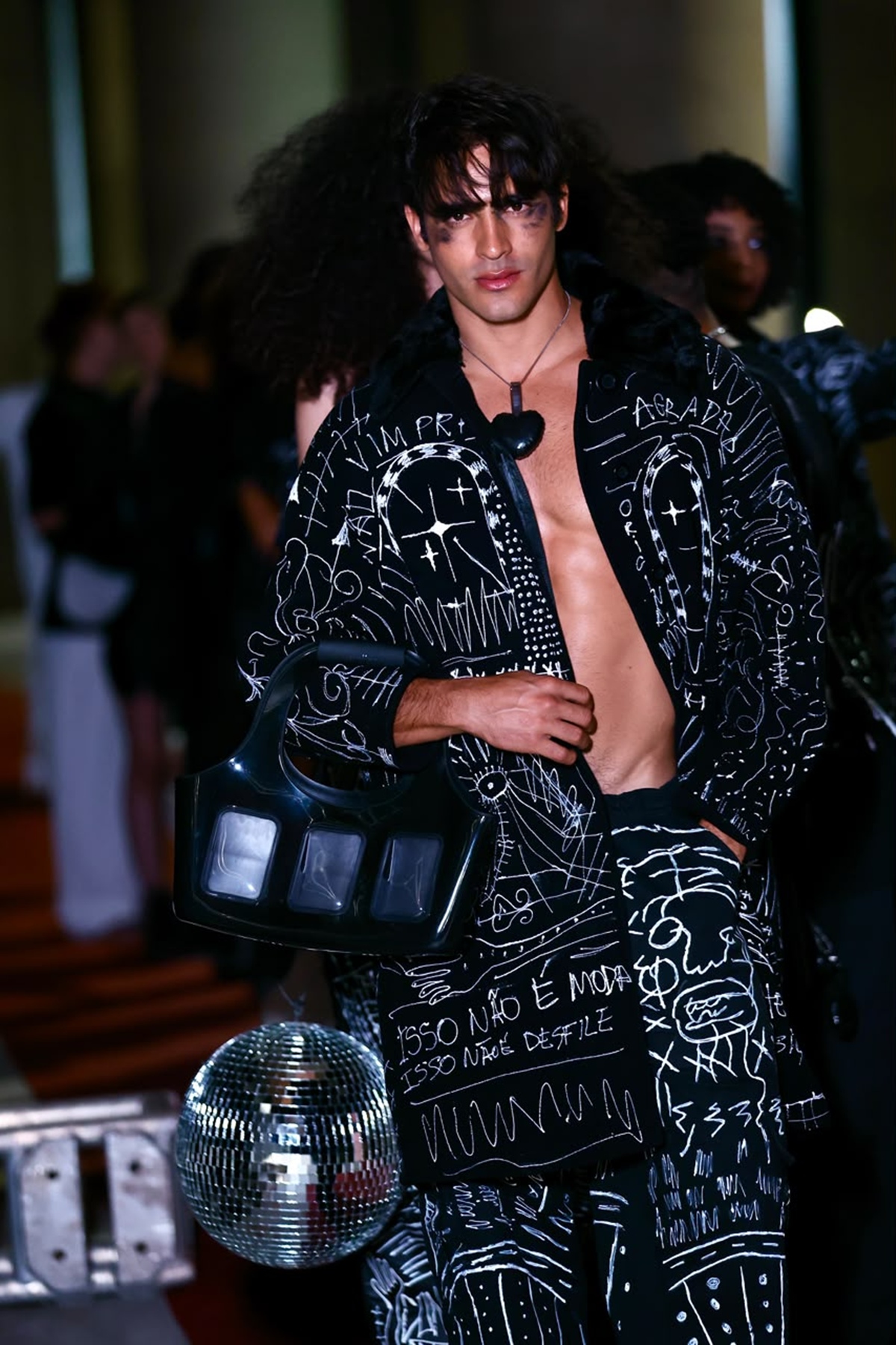 Louback leva performance de violinista ao Metrópoles Catwalk hoje (15/9)