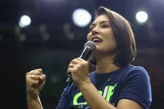 "Se precisar, a gente vai votar sim pelo impeachment" diz Michelle Bolsonaro ao ser questionado pelo Metrópoles sobre a crise no STF