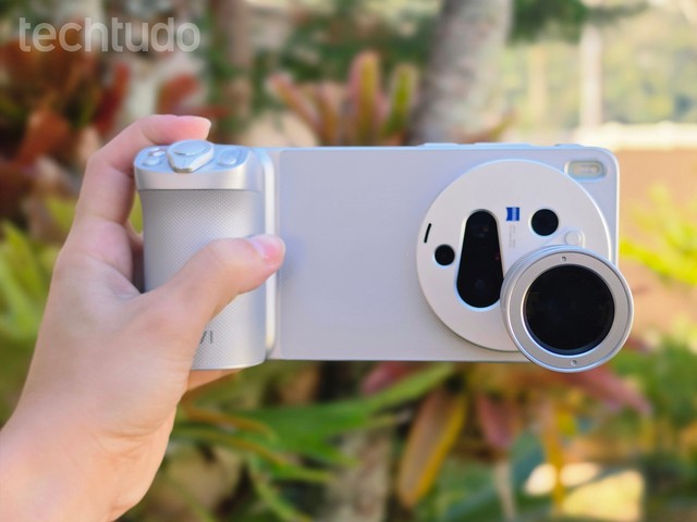 Como é usar um celular de R$ 20 mil que vira câmera profissional