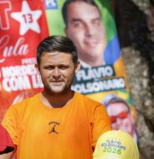 Um vendedor exibe bonés à venda dos candidatos à presidência do Brasil, Luiz Inácio Lula da Silva e Flávio Bolsonaro, em um bairro residencial de Brasília, em 11 de setembro de 2026. Foto: RFI