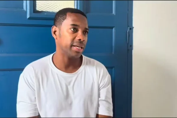 Justiça diminui pena de Robinho em 72 dias após trabalhos e estudos