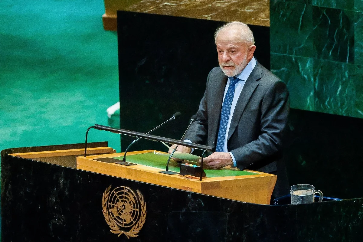 A caminho da ONU, Lula diz que Brasil respeita todos e "exige respeito"