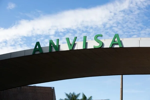 Anvisa suspende testes de terapia contra autoimunes após três mortes
