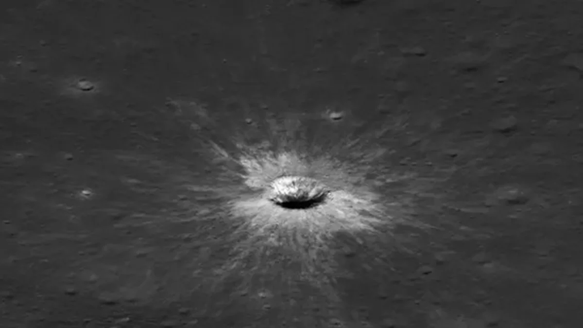 Sonda lunar da Nasa acha nova cratera do tamanho de dois campos de futebol
