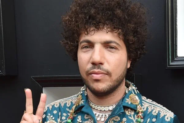Benny Blanco diz que peidos deveriam ser normalizados nos relacionamentos