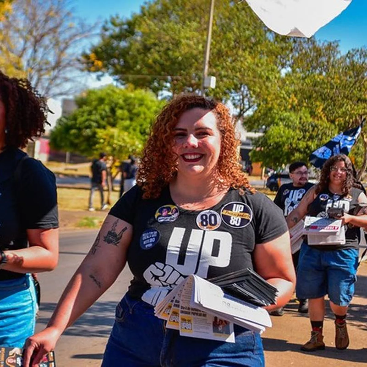 Samara Mineiro faz campanha na Rodoviária e celebra resultado de pesquisa
