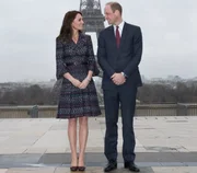 Tom Cruise quebra protocolo e estende a mão para Kate Middleton em evento