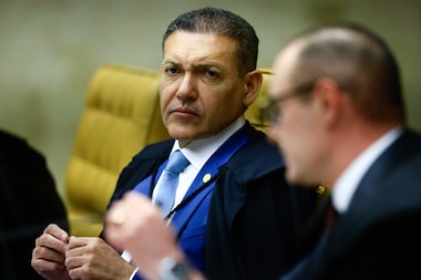 Nunes Marques suspende propaganda de Lula que associa Flávio Bolsonaro a rachadinha e Banco Master