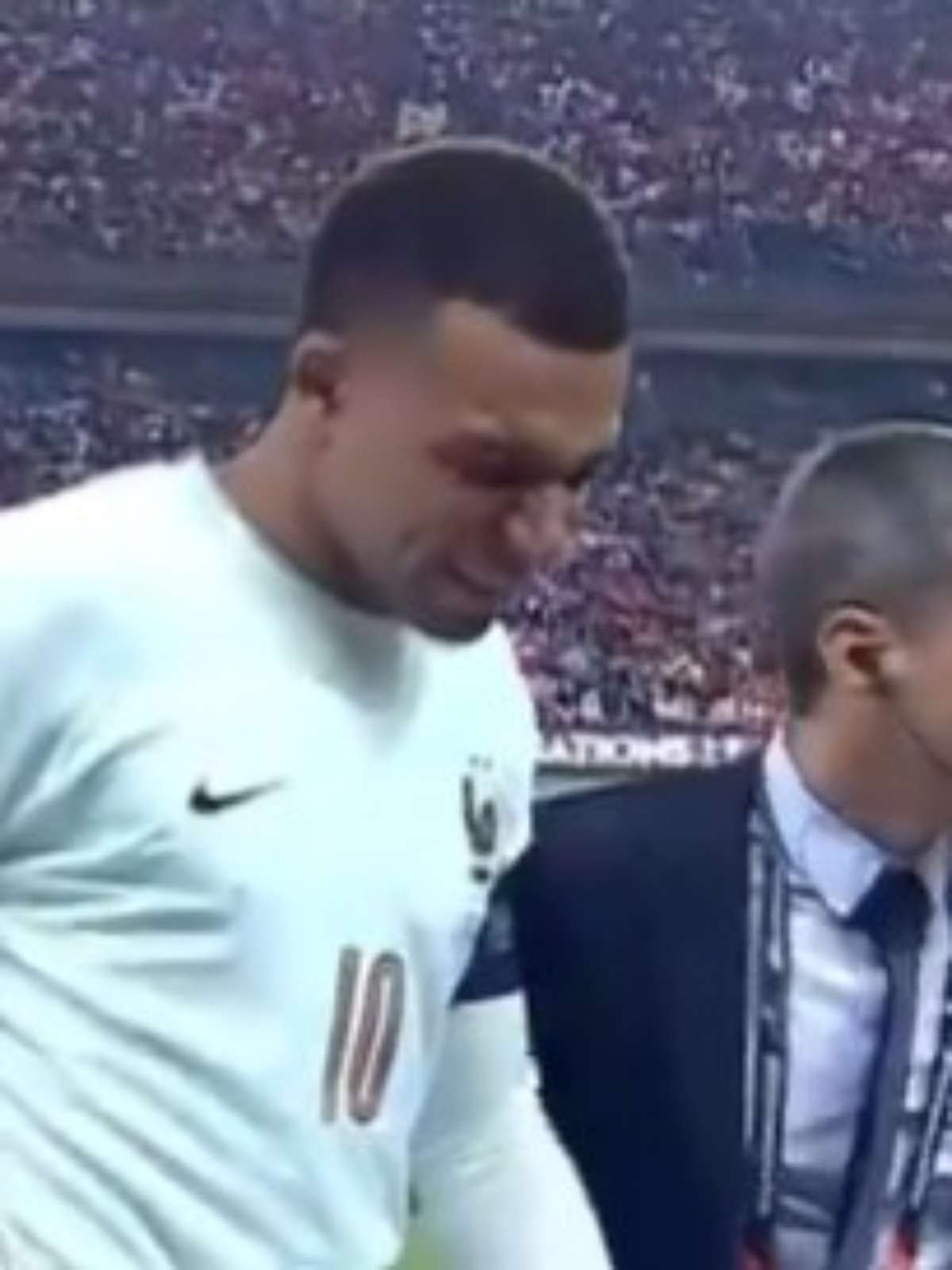 Mbappé machuca joelho em gol e causa apreensão na França