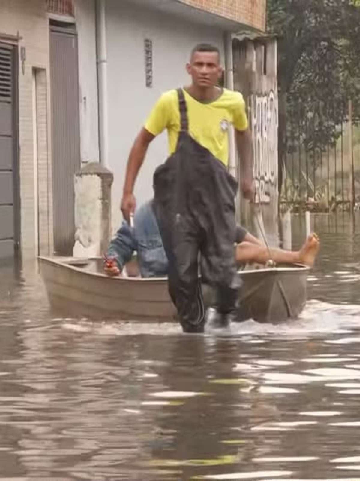 Zona Leste de São Paulo chega ao 5º dia com ruas ainda tomadas pela água após fortes chuvas