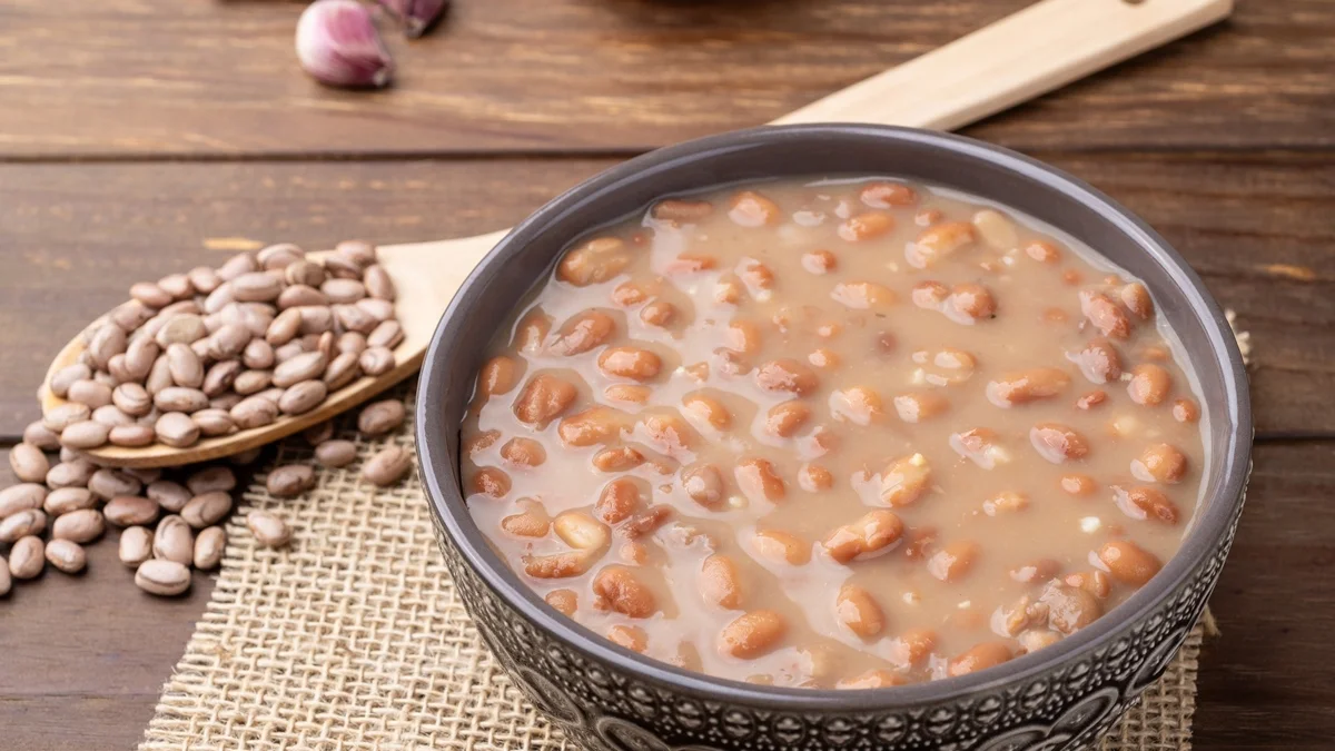 Chef ensina a deixar o caldo do feijão grosso sem precisar amassar os grãos