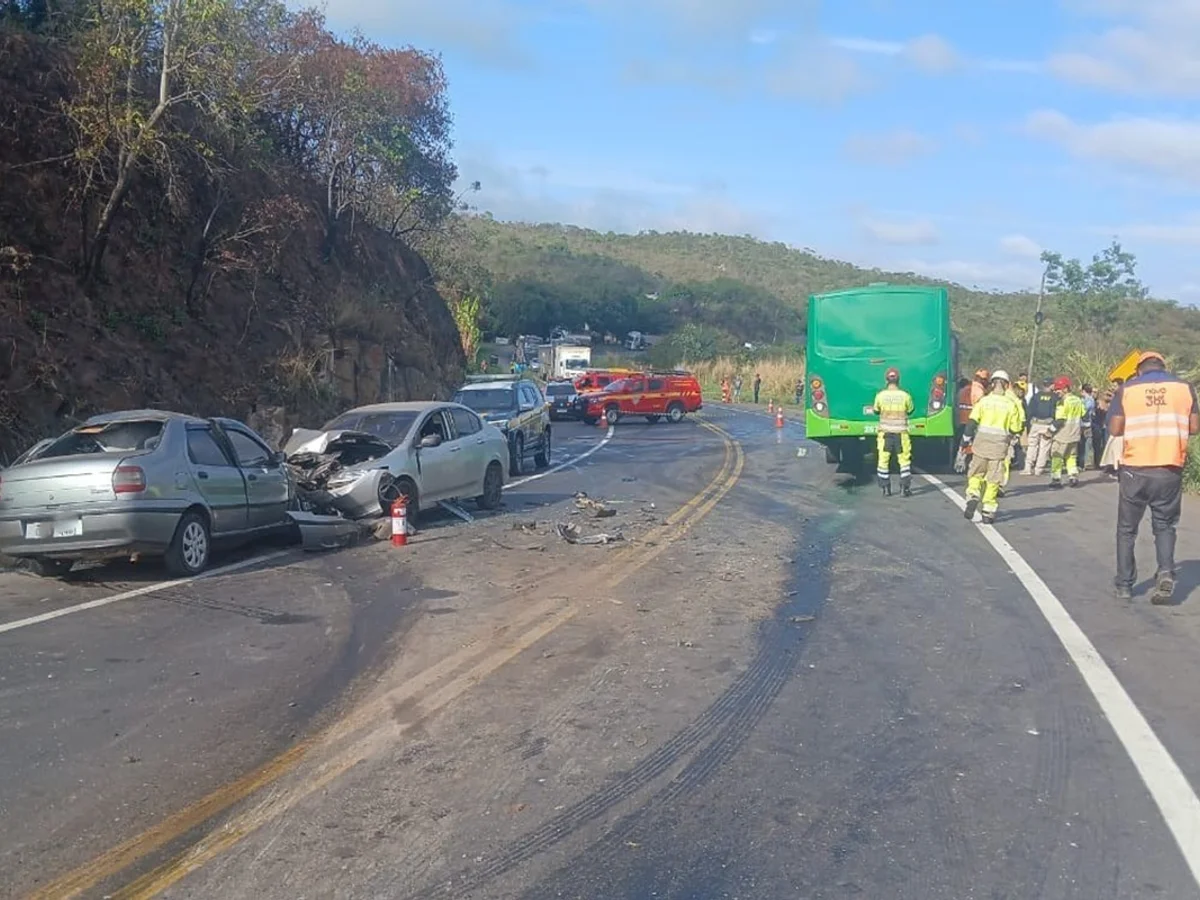 Acidente entre carros e ônibus deixa um morto e mãe e filha feridas em MG