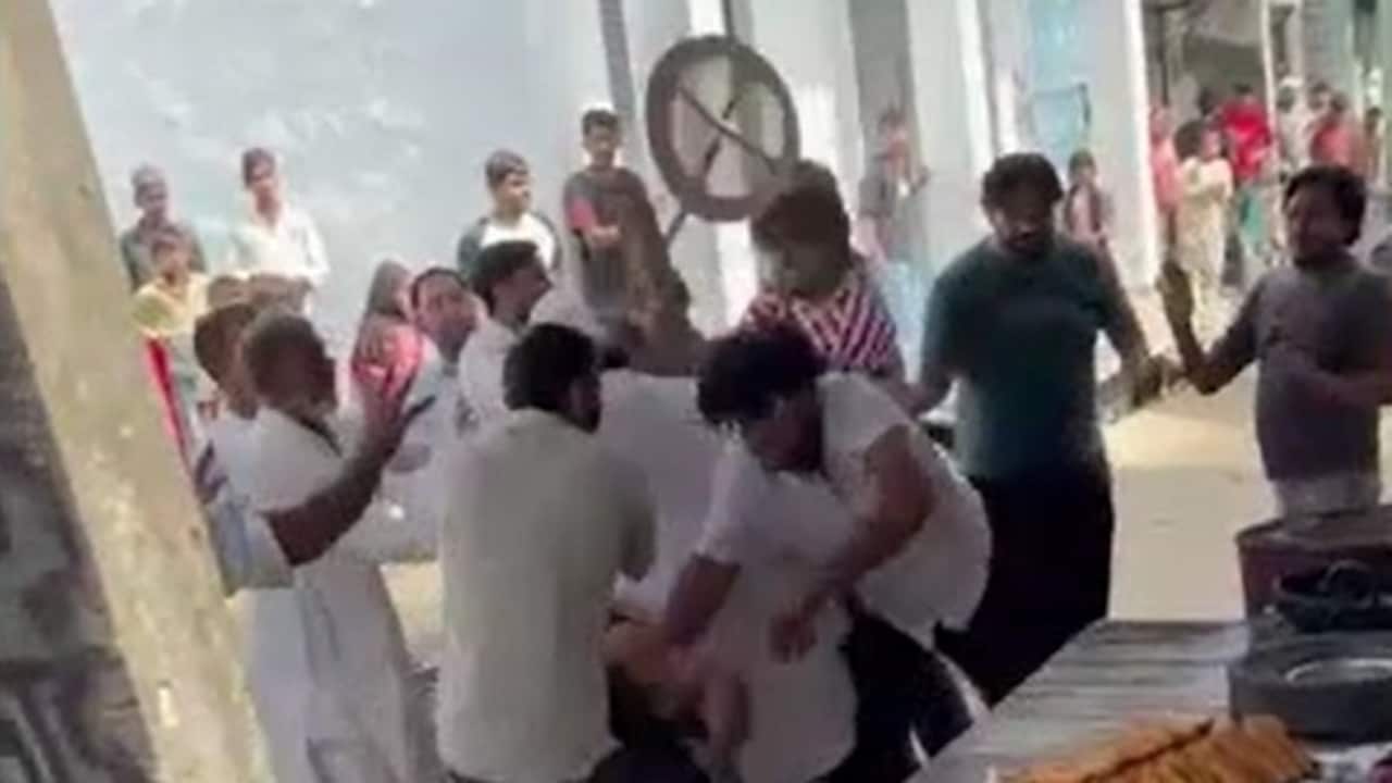 Vídeo: Lathis, tijolos e frigideira; a briga na loja de samosas de Hapur, em UP, vira violenta