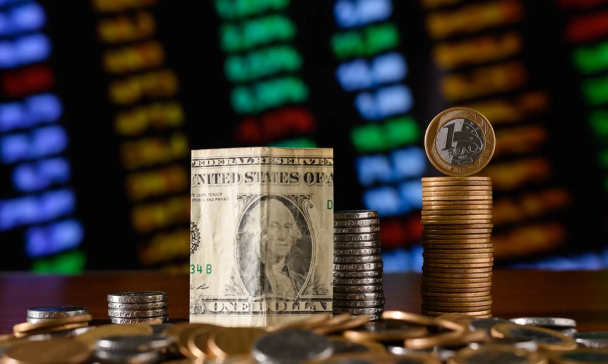 Ibovespa fecha em queda com disparada do petróleo e piora de projeções sobre a economia