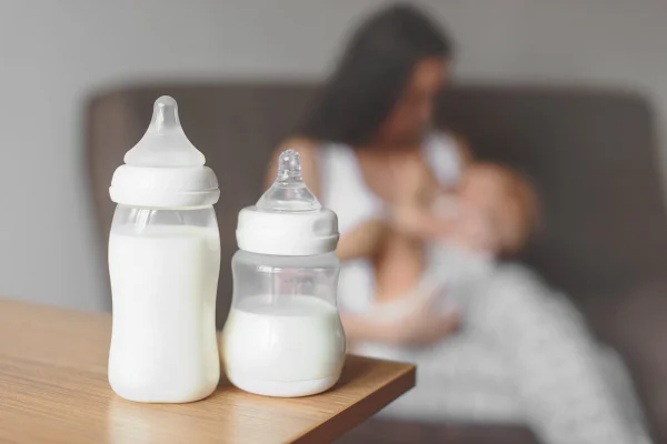 Mães polemizam ao fazer receitas de bolo e milk-shake usando leite materno