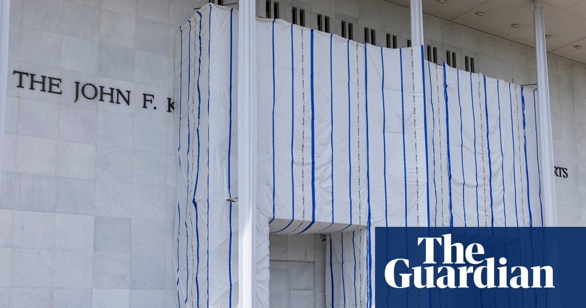 O conselho do Kennedy Center nomeado por Trump vota fechar a instituição indefinidamente