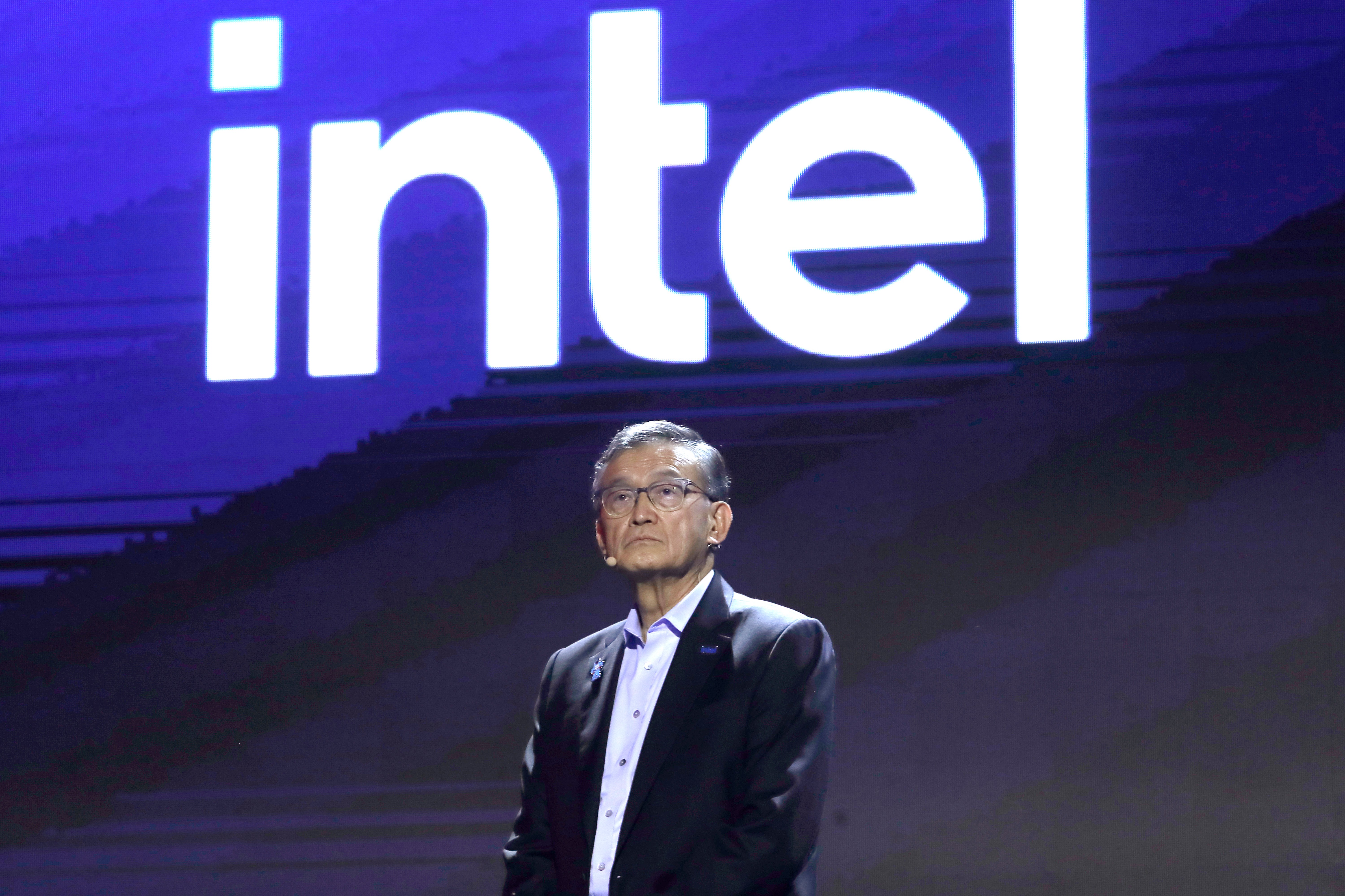 Ações da Intel sobem 25% nos últimos 5 dias devido à demanda por CPUs, enquanto agentes de IA ganham tração
