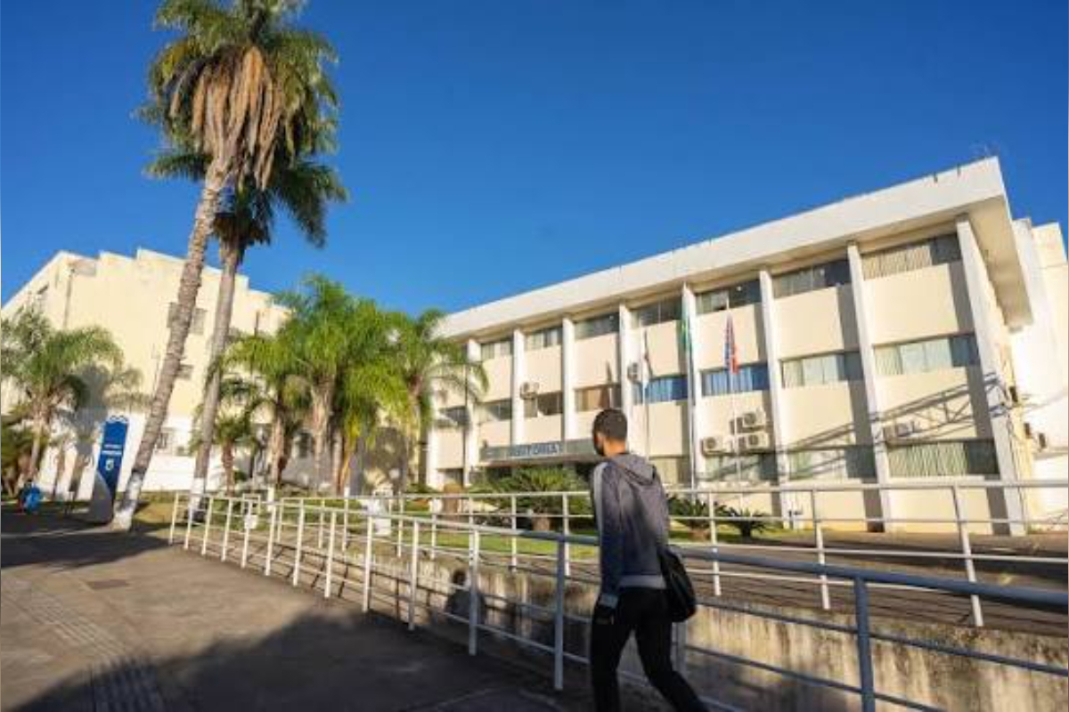 Imagem da matéria: Justiça garante vaga de PCD a técnico com surdez unilateral na Unimontes