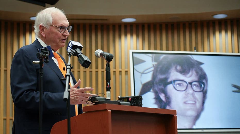 O mistério dos assassinatos por Tylenol se aprofunda após o escritório do xerife resolver um caso frio de décadas sobre o 'Desconhecido Vagabundo'.
